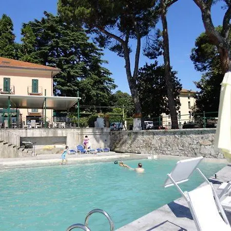 Sleeps 4 Pool * Meina